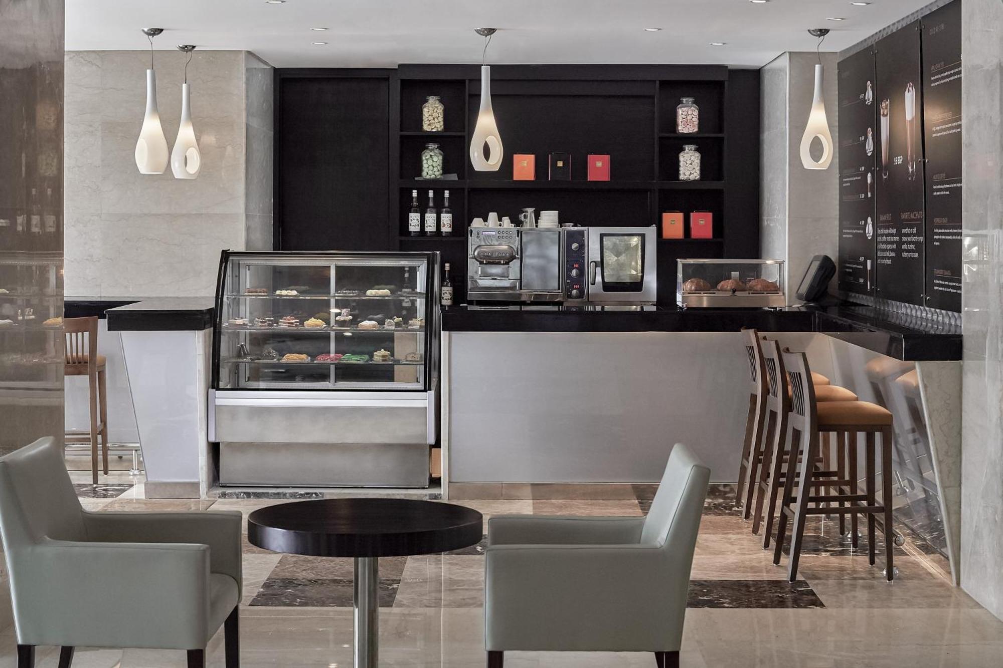 Sheraton Cairo Hotel & Casino Giza Exterior photo The Coffee Shop