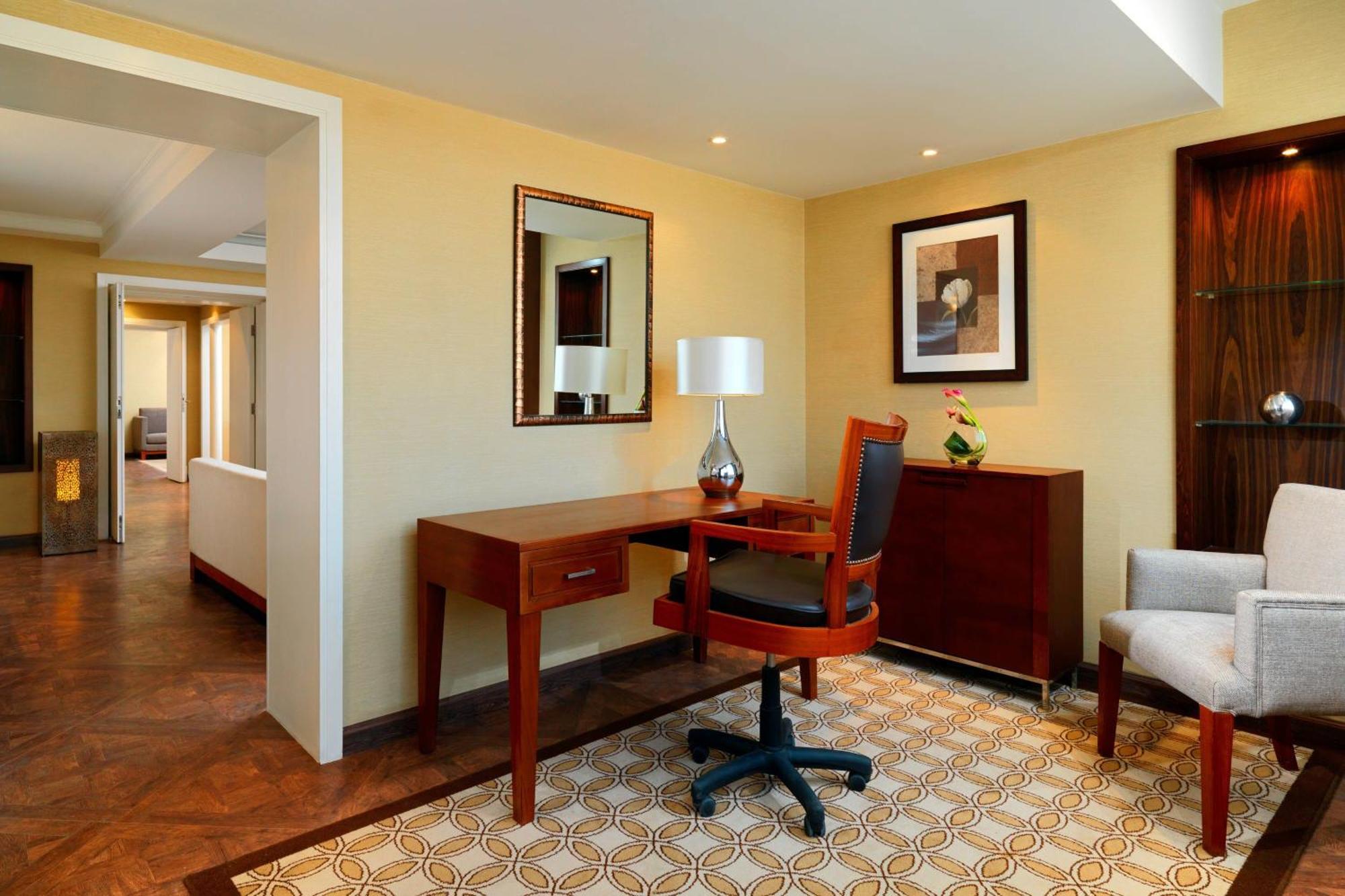 Sheraton Cairo Hotel & Casino Giza Exterior photo A work desk in a hotel room