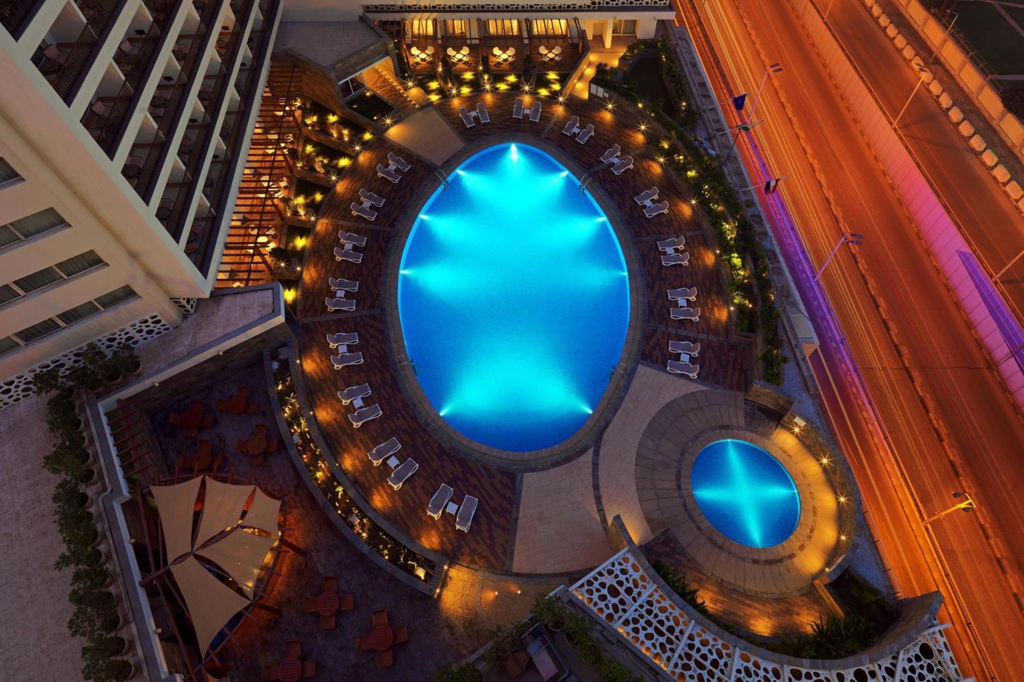 Sheraton Cairo Hotel & Casino Giza Exterior photo The pool at the hotel