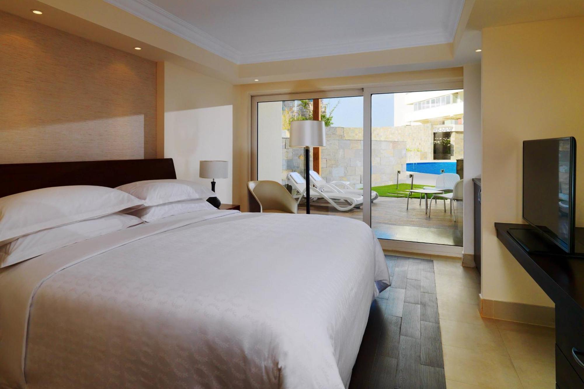 Sheraton Cairo Hotel & Casino Giza Exterior photo A room at the hotel