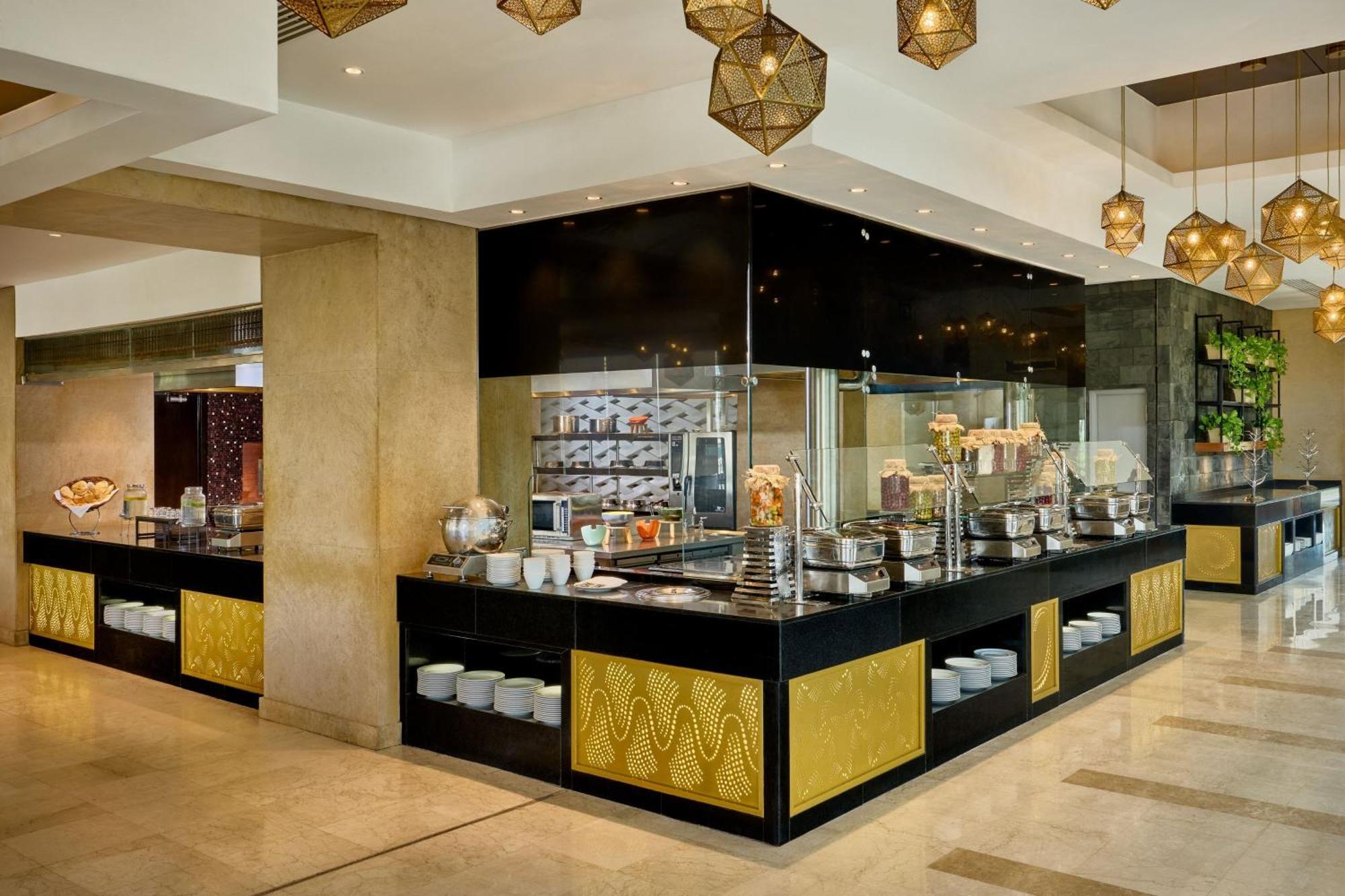 Sheraton Cairo Hotel & Casino Giza Exterior photo The buffet at the hotel
